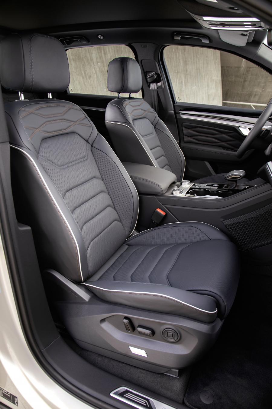 Интерьер Volkswagen Touareg R-Line One Million 2019 года  (фото 8 из 30)